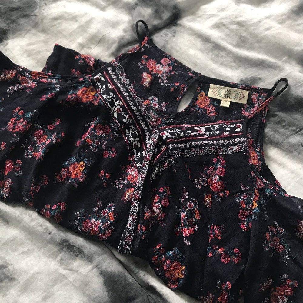 Cute floral cut out shoulder top💕